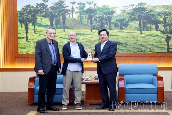 Chủ tịch UBND tỉnh Trần Duy Đông tiếp và làm việc với Văn phòng Điều hành Compal Toàn cầu