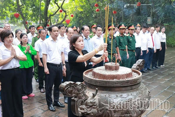 Dâng hương, hoa kỷ niệm 64 năm Bác Hồ về thăm&nbsp; Đền Hùng