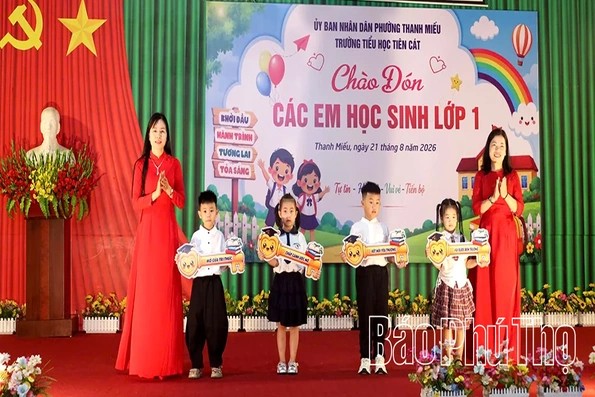 Học sinh nô nức tựu trường chào đón năm học mới