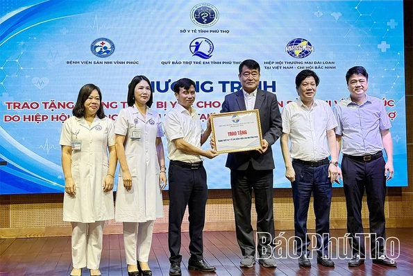 Trao tặng 40 giường cấp cứu cho Bệnh viện Sản Nhi Vĩnh Phúc
