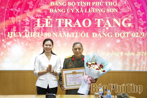 Trao tặng Huy hiệu 80 năm tuổi Đảng cho đảng viên lão thành ở xã Lương Sơn