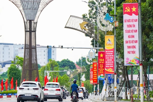 Đất Tổ rực sắc đỏ mừng Quốc khánh
