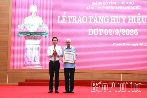 Đảng bộ phường Thanh Miếu: 383 đảng viên được nhận Huy hiệu Đảng đợt 2/9