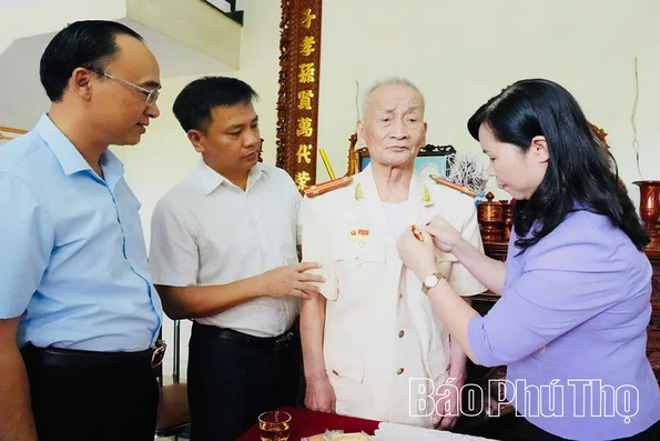 Trao Huy hiệu 70 năm tuổi Đảng tặng đảng viên Nguyễn Văn Chè, xã Hoàng An