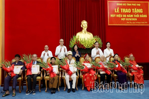 Chủ tịch Ủy ban Trung ương Mặt trận Tổ quốc Việt Nam Bùi Thị Minh Hoài trao tặng Huy hiệu 80 năm tuổi Đảng tại Phú Thọ