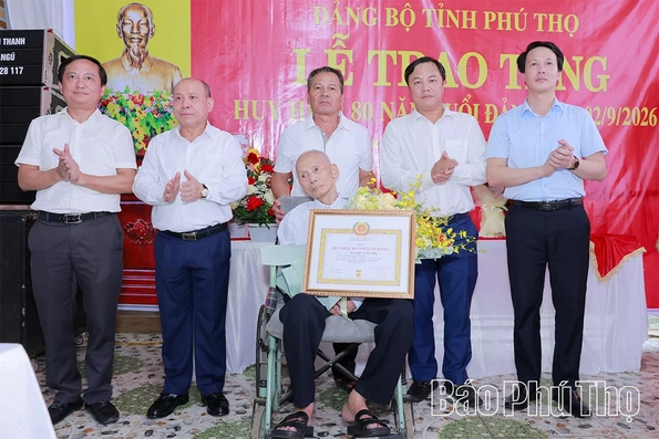 Phó Bí thư Tỉnh ủy, Chủ tịch HĐND tỉnh Bùi Đức Hinh trao tặng Huy hiệu 80 năm tuổi Đảng