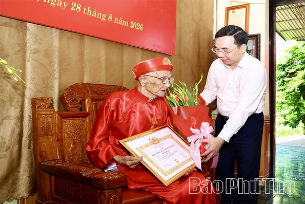 Phó Bí thư Tỉnh ủy Bùi Huy Vĩnh trao Huy hiệu 80 năm tuổi Đảng tặng 2 đảng viên lão thành