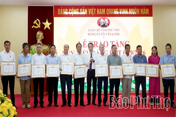 Phú Thọ có 14.654 đảng viên được tặng Huy hiệu Đảng dịp Quốc khánh 2/9