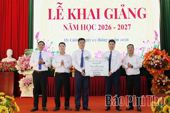 Vietcombank trao tặng Thư viện Xanh và 160 suất học bổng “Cùng em tiến bước”&nbsp;