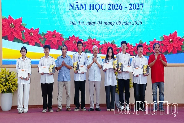 Trao học bổng&nbsp;khuyến học cho học sinh Trường THPT Việt Trì