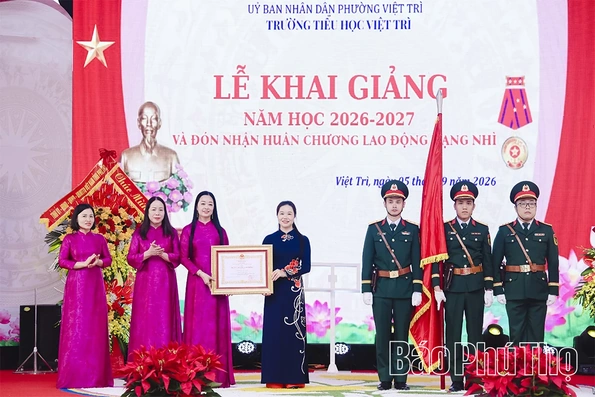 Trường Tiểu học Việt Trì khai giảng năm học mới, đón nhận Huân chương Lao động hạng Nhì