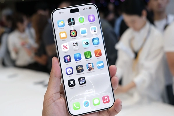 Vì sao Apple giữ lại Dynamic Island dù nhiều hãng đã bỏ camera đục lỗ?