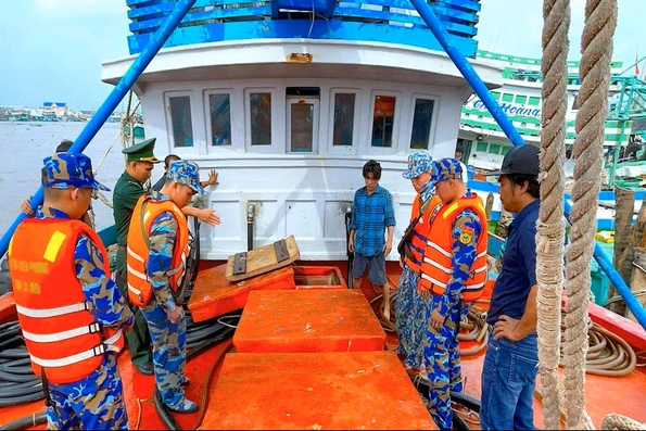 Phát hiện hơn 40.000 lít dầu không rõ nguồn gốc trên biển Cà Mau