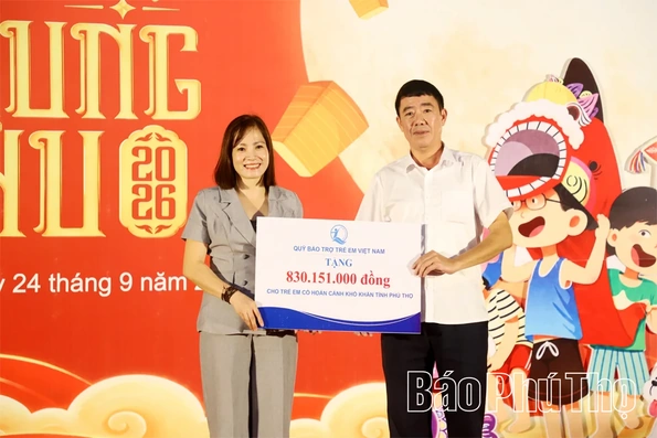 Trao 100 suất học bổng và 690 suất quà Trung thu cho trẻ em có hoàn cảnh khó khăn xã Văn Miếu