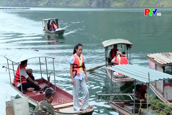 Nâng bước học sinh vùng khó đến trường
