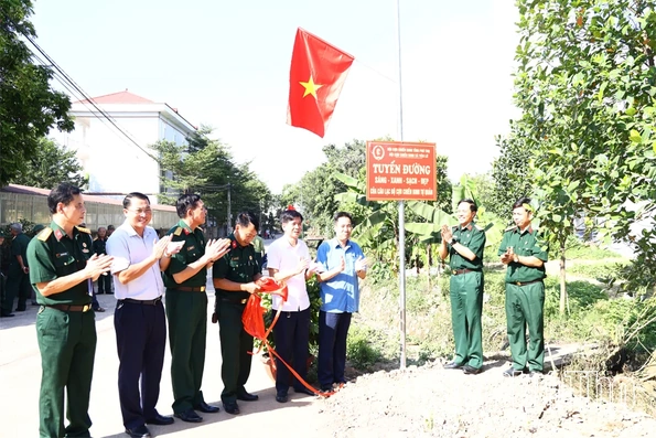 Tập huấn điểm về bảo vệ môi trường và bàn giao tuyến đường “Sáng - xanh - sạch - đẹp”