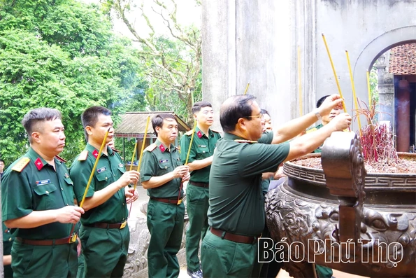 Ban Tổ chức Gameshow “Sắc màu sao vuông” dâng hương tại Đền Hùng và Tượng đài “Bác Hồ với ngày hội non sông”