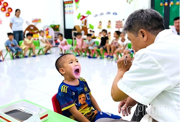 Quan tâm chăm sóc sức khỏe học đường