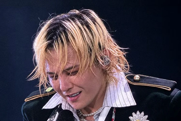 Big Bang làm “nổ tung” Mỹ Đình, G-Dragon đập đàn gây sốc