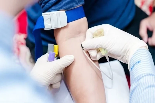 Mẹo kiểm tra trên da giúp cha mẹ phát hiện dấu hiệu nguy hiểm của bệnh não mô cầu