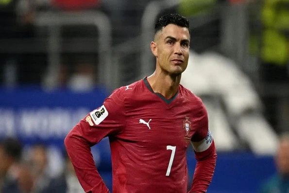 LĐBĐ Bồ Đào Nha chính thức phạt Ronaldo