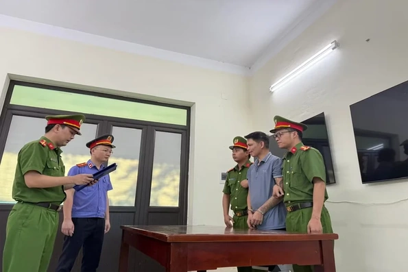 Phú Thọ: Khởi tố người cha hành hạ hai con gái ruột