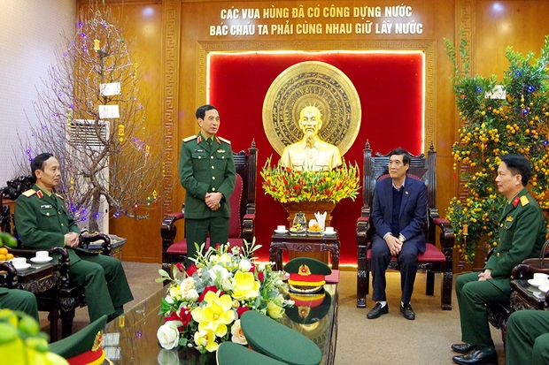 General Phan Van Giang visits and works with the Provincial Military Command