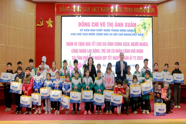 Vice President Vo Thi Anh Xuan visits and presents Tet gifts to families with meritorious services, the poor, workers, and children in difficult circumstances