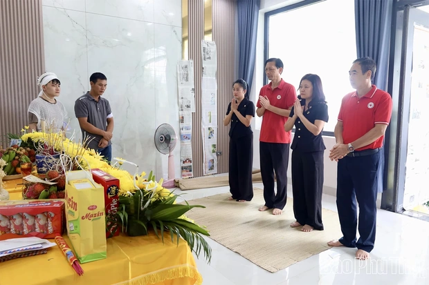 Thăm hỏi gia đình có nạn nhân bị nạn trong vụ chìm tàu ở Quảng Ninh