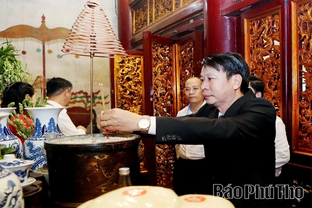 Delegation Attending the Phu Tho Provincial Patriotic Emulation Congress Pays Tribute to the Hung Kings