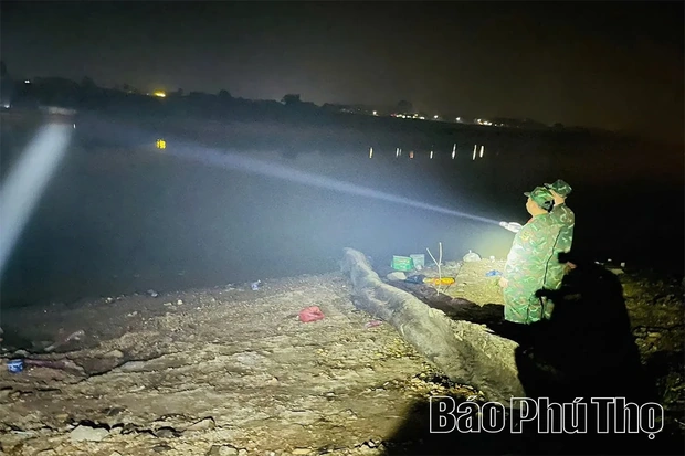 Gấp rút bắc cầu phao qua sông Lô trong ngày 28 Tết