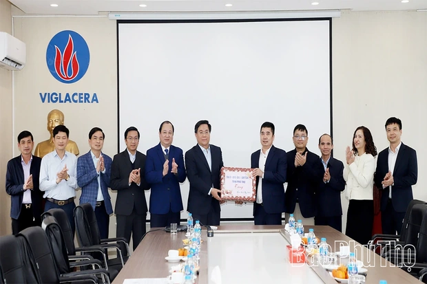 Chủ tịch UBND tỉnh Trần Duy Đông thăm, chúc Tết các doanh nghiệp tại Khu công nghiệp Phú Hà