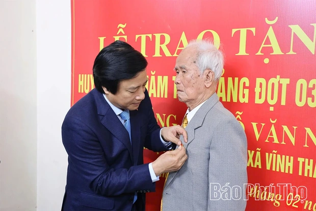 Phó Bí thư Tỉnh ủy Nguyễn Mạnh Sơn trao Huy hiệu 80 năm tuổi Đảng cho đảng viên Đỗ Văn Năng