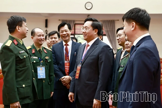 Chủ tịch UBND tỉnh Trần Duy Đông kiểm tra các khu vực bỏ phiếu