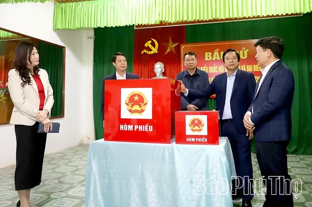 Phó Bí thư Tỉnh ủy Nguyễn Mạnh Sơn kiểm tra công tác chuẩn bị bầu cử tại xã Thanh Ba và phường Phú Thọ