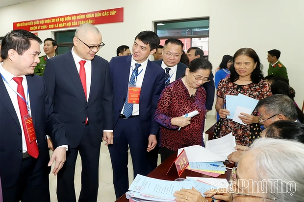 Bí thư Tỉnh ủy Phạm Đại Dương thăm, động viên lực lượng làm công tác bầu cử phường Việt Trì và Trung tâm điều hành, thông tin công tác bầu cử tỉnh