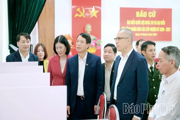 Bí thư Tỉnh ủy Phạm Đại Dương kiểm tra công tác chuẩn bị bầu cử tại các phường Thanh Miếu, Nông Trang