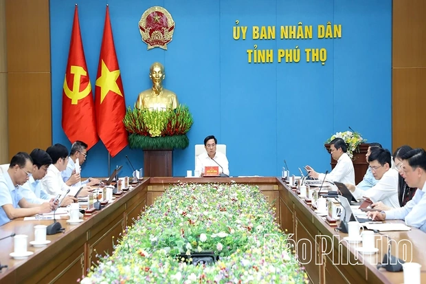 Chủ tịch UBND tỉnh Trần Duy Đông nghe báo cáo công tác quản lý nhà nước về đầu tư công, tài sản công và cấp nước sạch nông thôn