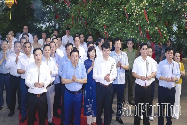 Ban Tổ chức Giỗ Tổ Hùng Vương - Lễ hội Đền Hùng và Tuần Văn hóa - Du lịch Đất Tổ dâng hương tại Khu di tích lịch sử Đền Hùng