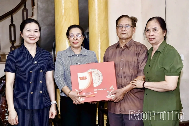 Đoàn công tác Ban Thường vụ Tỉnh ủy Đắk Lắk tặng quà gia đình chính sách tiêu biểu