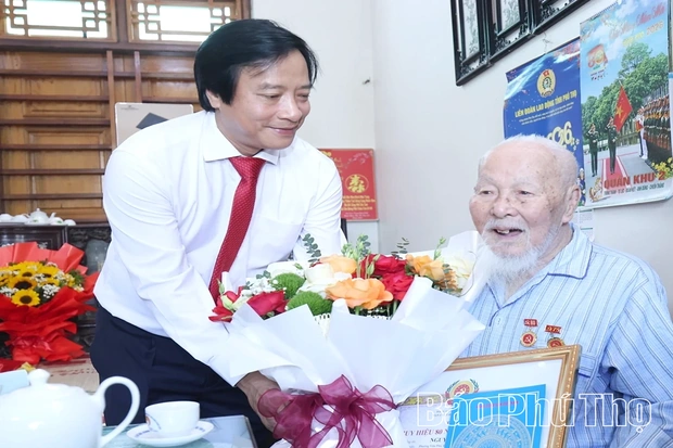 Trao Huy hiệu 80 năm tuổi Đảng cho đảng viên Nguyễn Hoàng Cần