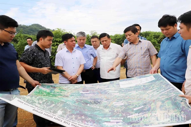 Kiểm tra tiến độ giải phóng mặt bằng dự án hệ thống đường ống dẫn nước Hồ Cánh Tạng