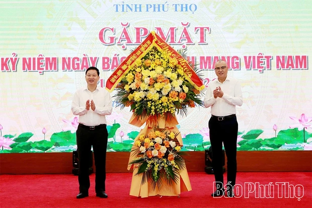 “Tâm sáng, lòng trong, bút sắc” đồng hành cùng khát vọng bứt phá của quê hương Đất Tổ