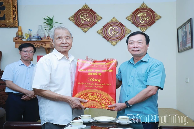 Phó Bí thư Thường trực Tỉnh ủy Bùi Văn Quang thăm, tặng quà người có công với cách mạng tại xã Bình Phú