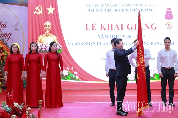 Phó Bí thư Thường trực Tỉnh ủy Bùi Văn Quang dự khai giảng tại Trường Tiểu học Đinh Tiên Hoàng