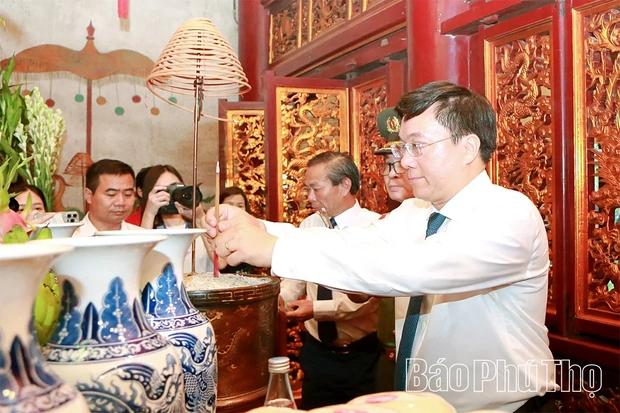 Dâng hương tưởng niệm các Vua Hùng trước Lễ kỷ niệm 72 năm Ngày Bác Hồ về thăm Đền Hùng và khánh thành Tượng đài “Bác Hồ với ngày hội non sông”