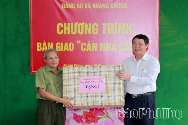 Bàn giao “Căn nhà cấp ủy” cho đảng viên Nguyễn Trọng Tài