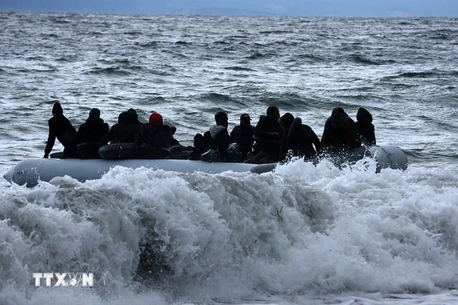 Lật thuyền chở hơn 200 người di cư trên Đại Tây Dương