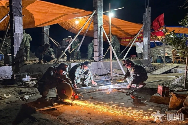 Các đơn vị trên địa bàn Quân khu 5 tham gia “Chiến dịch Quang Trung”: Xây nhà, xây niềm tin trong dân