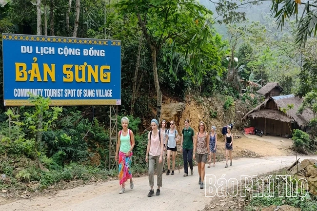 Bảo tồn văn hóa gắn với du lịch cộng đồng trên vùng Đất Tổ